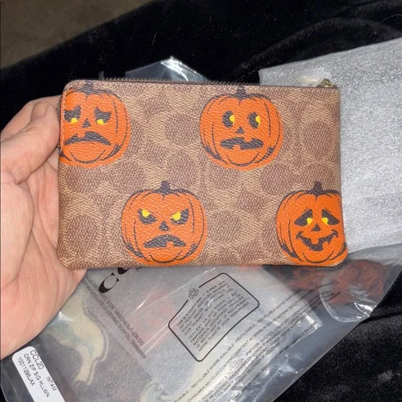 Coach 🆕 Brown Halloween 2025 edition pumpkin fall Wristlet - Picture 4 of 5